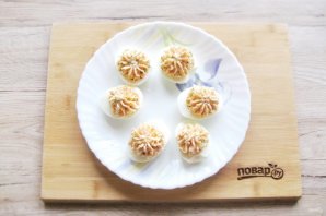 Яйца фаршированные крабовыми палочками и сыром