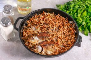 Карась с гречкой в духовке