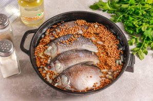 Карась с гречкой в духовке