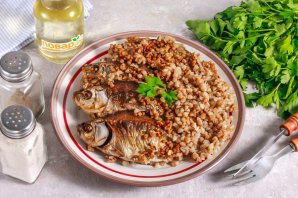 Карась с гречкой в духовке