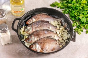 Карась с гречкой в духовке