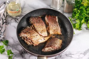 Карп в красном вине