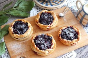 Корзиночки с клюквой и черносливом