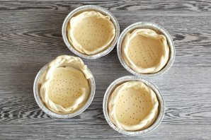 Корзиночки с клюквой и черносливом