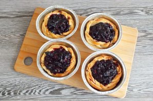 Корзиночки с клюквой и черносливом