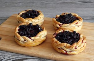 Корзиночки с клюквой и черносливом