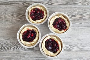 Корзиночки с клюквой и черносливом