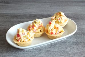 Крабовый салат в тарталетках