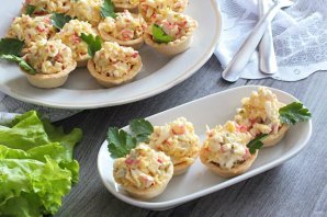 Крабовый салат в тарталетках