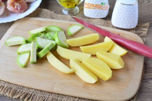 Крылышки с картошкой и кабачками в духовке