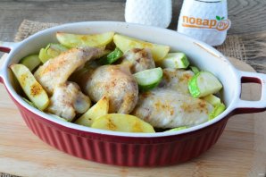 Крылышки с картошкой и кабачками в духовке