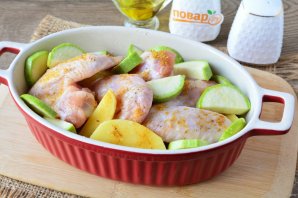 Крылышки с картошкой и кабачками в духовке