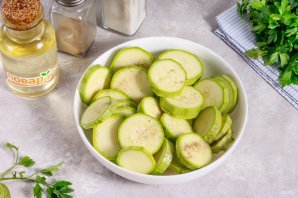 Куриные бедра с кабачками в духовке