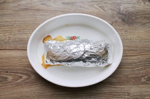 Куриный рулет с петрушкой и чесноком