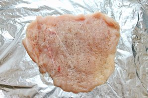 Куриный рулет с петрушкой и чесноком