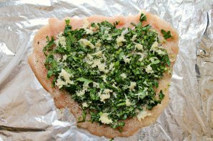 Куриный рулет с петрушкой и чесноком