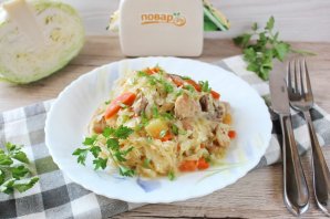 Мясо с капустой и яблоками