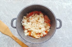 Мясо с капустой и яблоками