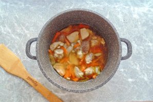Мясо с капустой и яблоками