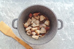 Мясо с капустой и яблоками