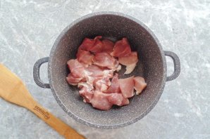 Мясо с капустой и яблоками