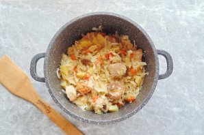 Мясо с капустой и яблоками