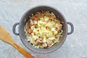 Мясо с капустой и яблоками
