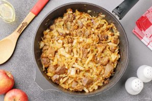 Мясо тушеное с капустой и яблоками