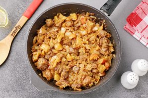 Мясо тушеное с капустой и яблоками