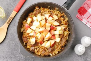 Мясо тушеное с капустой и яблоками
