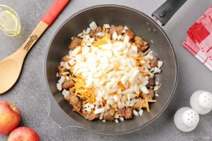 Мясо тушеное с капустой и яблоками