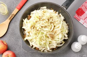Мясо тушеное с капустой и яблоками