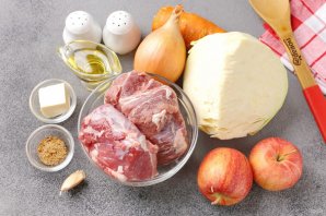 Мясо тушеное с капустой и яблоками