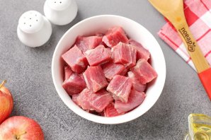 Мясо тушеное с капустой и яблоками