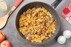 Мясо тушеное с капустой и яблоками