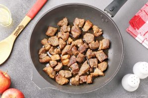 Мясо тушеное с капустой и яблоками