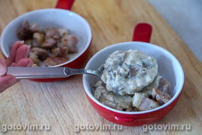 Мясо в соусе из соленых грибов со сметаной и яйцом Мясо в соусе из соленых грибов со сметаной и яйцом