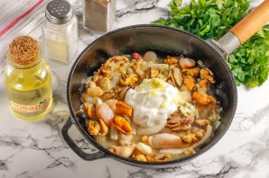 Морепродукты в чесночном соусе