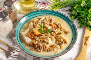 Морепродукты в чесночном соусе