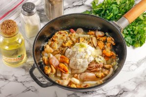 Морепродукты в чесночном соусе