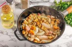 Морепродукты в чесночном соусе