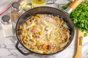 Морепродукты в чесночном соусе