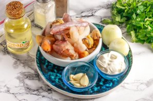 Морепродукты в чесночном соусе