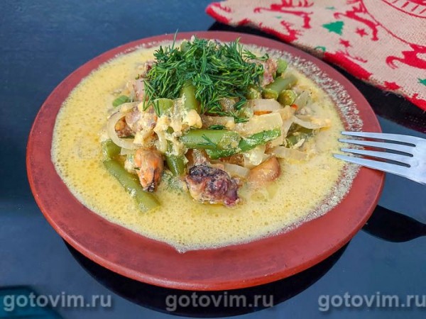 Морской коктейль в сырном соусе со стручковой фасолью Морской коктейль в сырном соусе со стручковой фасолью