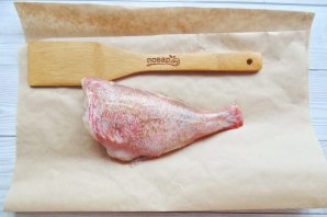 Окунь в пергаменте в духовке