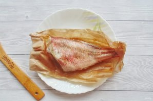 Окунь в пергаменте в духовке