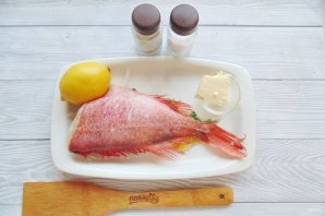 Окунь в пергаменте в духовке