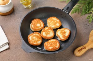 Оладьи с манкой на дрожжах