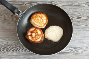 Оладьи с творогом на дрожжах