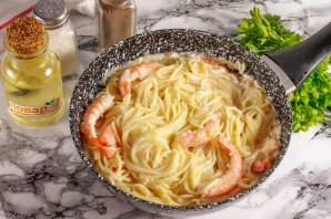 Паста с креветками в сметанном соусе